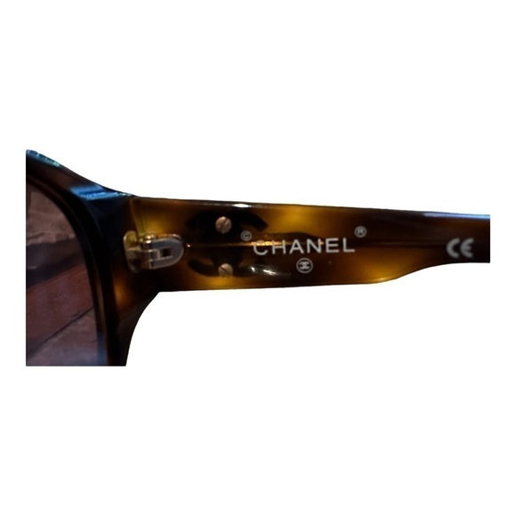 90’s Vintage Chanel Sunglasses - Picture 9 of 11
